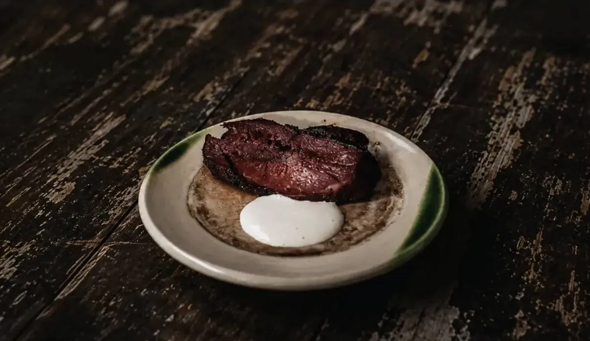 Pastrami de lengua curada con emulsión blanca